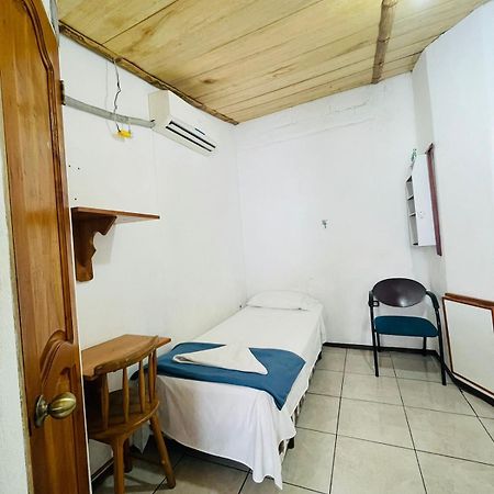 Hostal Darwin ปูแอร์โตอาโยรา ภายนอก รูปภาพ